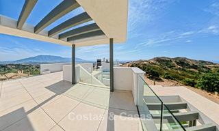Modernos apartamentos de obra nueva con vistas panorámicas al mar en venta cerca de Elviria, Marbella Este 802030 