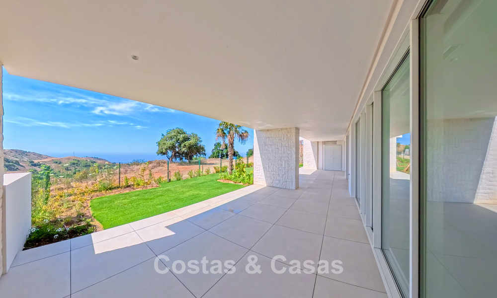 Modernos apartamentos de obra nueva con vistas panorámicas al mar en venta cerca de Elviria, Marbella Este 802031