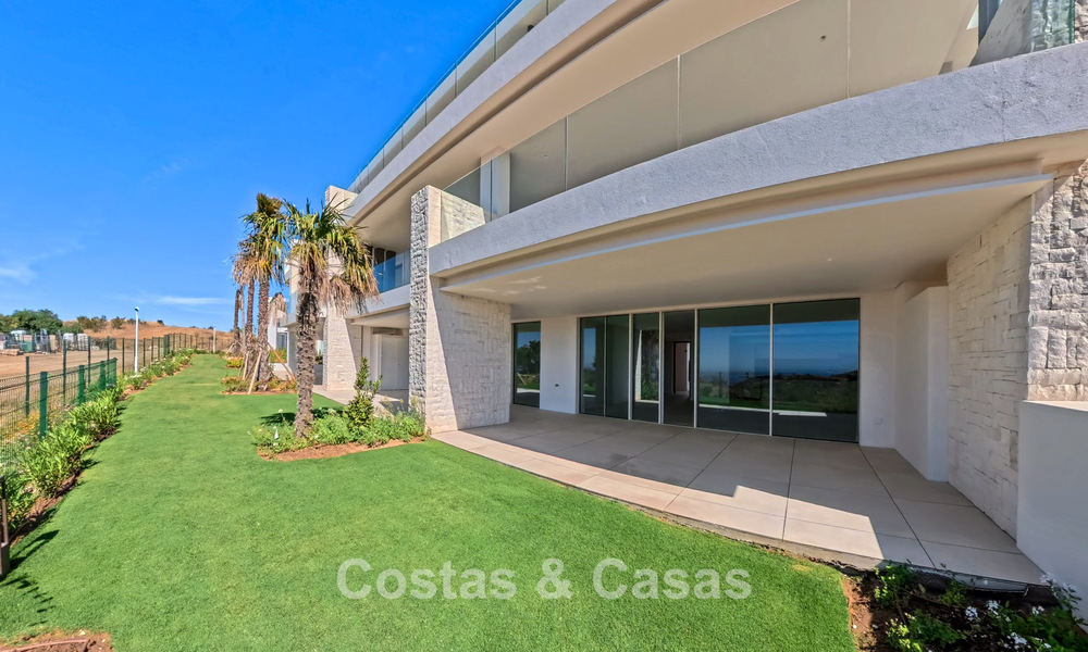 Modernos apartamentos de obra nueva con vistas panorámicas al mar en venta cerca de Elviria, Marbella Este 802032
