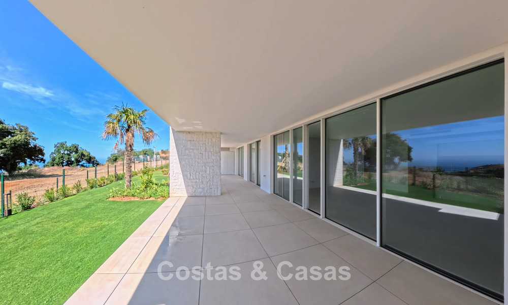 Modernos apartamentos de obra nueva con vistas panorámicas al mar en venta cerca de Elviria, Marbella Este 802033