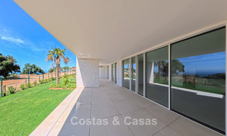 Modernos apartamentos de obra nueva con vistas panorámicas al mar en venta cerca de Elviria, Marbella Este 802033 