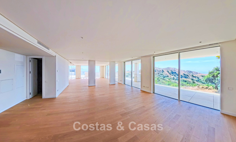 Modernos apartamentos de obra nueva con vistas panorámicas al mar en venta cerca de Elviria, Marbella Este 802034