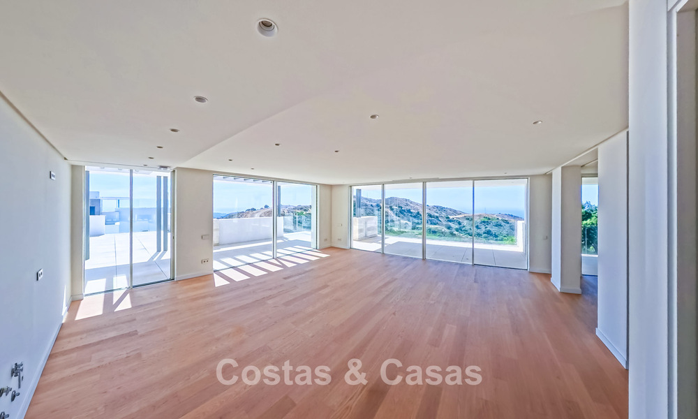 Modernos apartamentos de obra nueva con vistas panorámicas al mar en venta cerca de Elviria, Marbella Este 802035