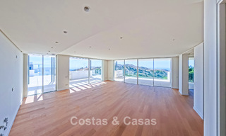 Modernos apartamentos de obra nueva con vistas panorámicas al mar en venta cerca de Elviria, Marbella Este 802035 