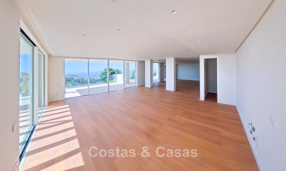 Modernos apartamentos de obra nueva con vistas panorámicas al mar en venta cerca de Elviria, Marbella Este 802036
