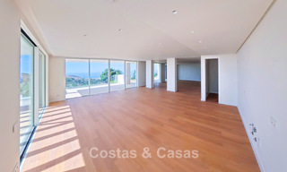 Modernos apartamentos de obra nueva con vistas panorámicas al mar en venta cerca de Elviria, Marbella Este 802036 