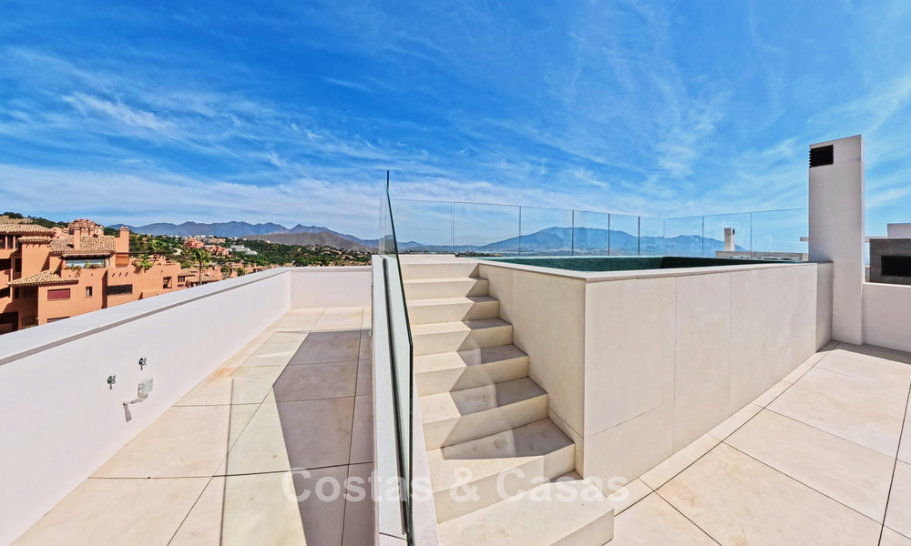 Modernos apartamentos de obra nueva con vistas panorámicas al mar en venta cerca de Elviria, Marbella Este 802037