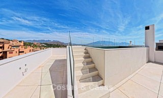 Modernos apartamentos de obra nueva con vistas panorámicas al mar en venta cerca de Elviria, Marbella Este 802037 