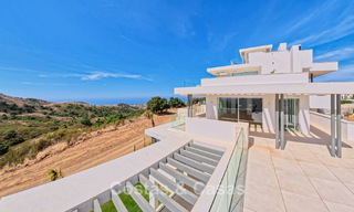 Modernos apartamentos de obra nueva con vistas panorámicas al mar en venta cerca de Elviria, Marbella Este 802038 