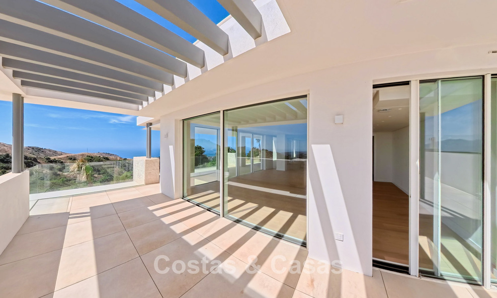 Modernos apartamentos de obra nueva con vistas panorámicas al mar en venta cerca de Elviria, Marbella Este 802039