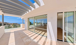 Modernos apartamentos de obra nueva con vistas panorámicas al mar en venta cerca de Elviria, Marbella Este 802039 