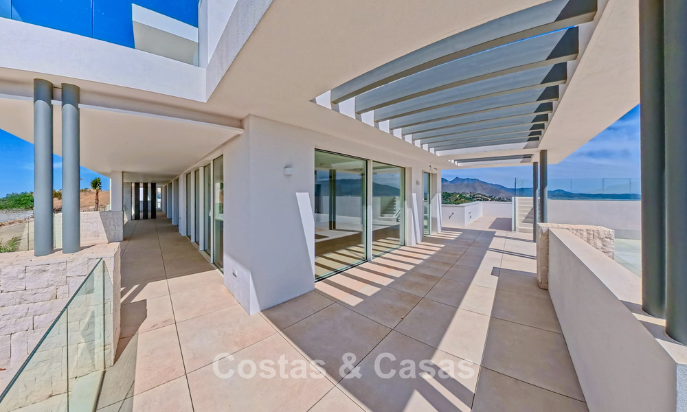 Modernos apartamentos de obra nueva con vistas panorámicas al mar en venta cerca de Elviria, Marbella Este 802040