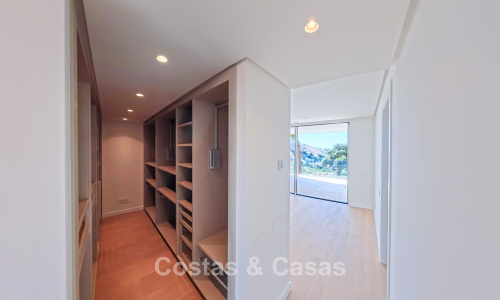 Modernos apartamentos de obra nueva con vistas panorámicas al mar en venta cerca de Elviria, Marbella Este 802041