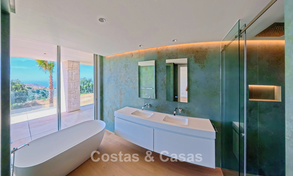 Modernos apartamentos de obra nueva con vistas panorámicas al mar en venta cerca de Elviria, Marbella Este 802042