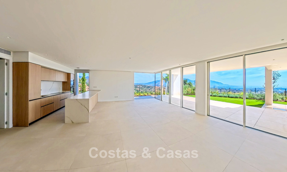 Modernos apartamentos de obra nueva con vistas panorámicas al mar en venta cerca de Elviria, Marbella Este 802044
