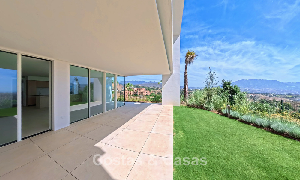Modernos apartamentos de obra nueva con vistas panorámicas al mar en venta cerca de Elviria, Marbella Este 802045
