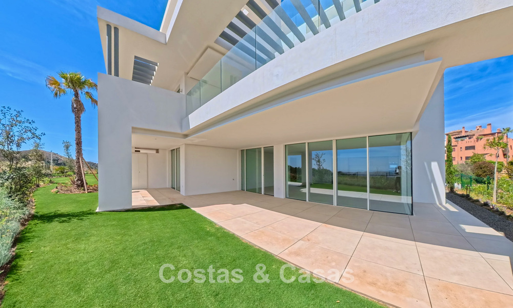 Modernos apartamentos de obra nueva con vistas panorámicas al mar en venta cerca de Elviria, Marbella Este 802046