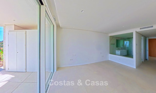 Modernos apartamentos de obra nueva con vistas panorámicas al mar en venta cerca de Elviria, Marbella Este 802048 