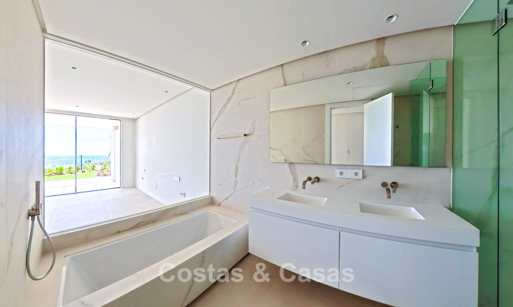 Modernos apartamentos de obra nueva con vistas panorámicas al mar en venta cerca de Elviria, Marbella Este 802049