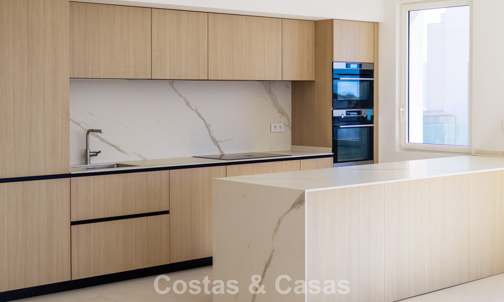 Modernos apartamentos de obra nueva con vistas panorámicas al mar en venta cerca de Elviria, Marbella Este 802052