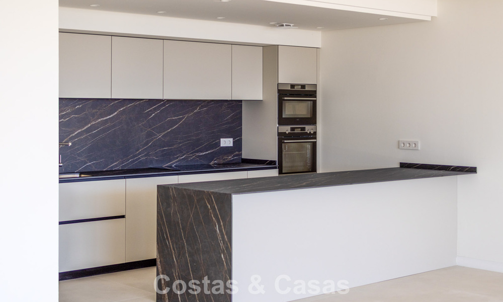 Modernos apartamentos de obra nueva con vistas panorámicas al mar en venta cerca de Elviria, Marbella Este 802053
