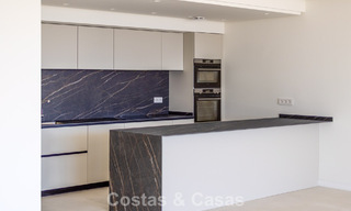 Modernos apartamentos de obra nueva con vistas panorámicas al mar en venta cerca de Elviria, Marbella Este 802053 