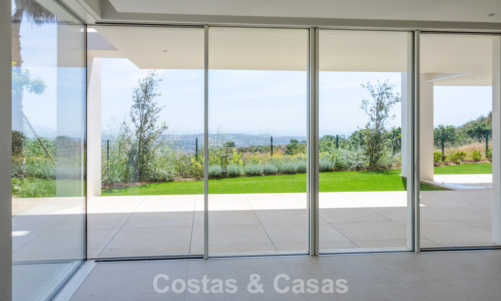Modernos apartamentos de obra nueva con vistas panorámicas al mar en venta cerca de Elviria, Marbella Este 802054