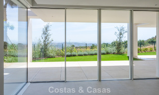 Modernos apartamentos de obra nueva con vistas panorámicas al mar en venta cerca de Elviria, Marbella Este 802054 