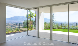 Modernos apartamentos de obra nueva con vistas panorámicas al mar en venta cerca de Elviria, Marbella Este 802055 