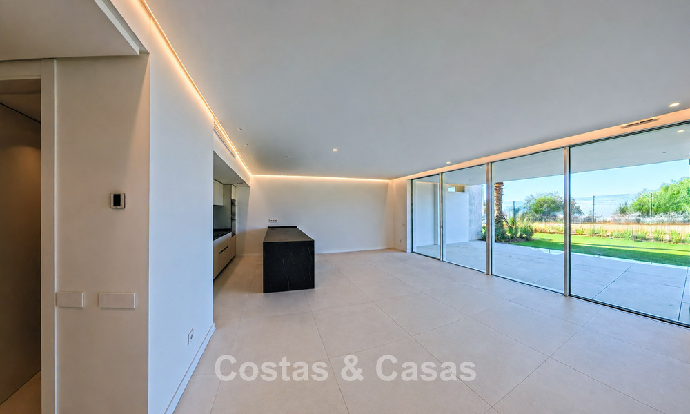 Modernos apartamentos de obra nueva con vistas panorámicas al mar en venta cerca de Elviria, Marbella Este 802057