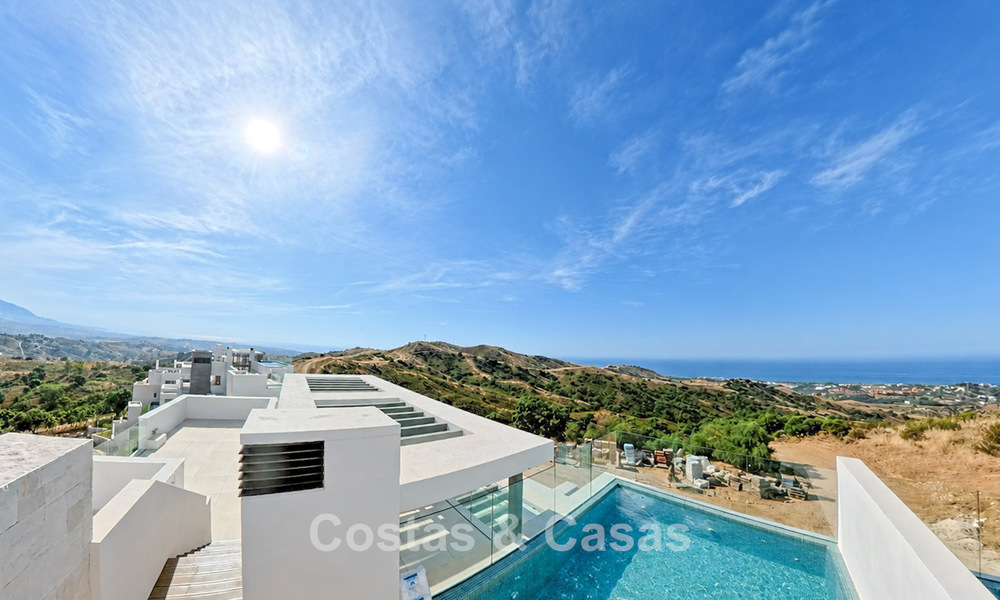 Modernos apartamentos de obra nueva con vistas panorámicas al mar en venta cerca de Elviria, Marbella Este 802058