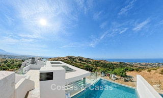 Modernos apartamentos de obra nueva con vistas panorámicas al mar en venta cerca de Elviria, Marbella Este 802058 