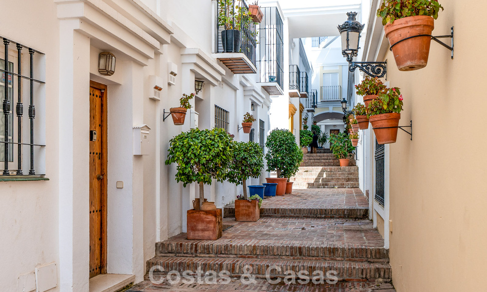 Encantadora adosada en venta en un complejo de estilo andaluz cerca de los servicios en Nueva Andalucía, Marbella 802346