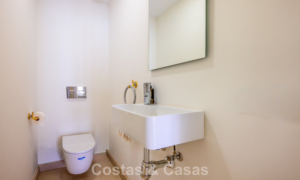Encantadora adosada en venta en un complejo de estilo andaluz cerca de los servicios en Nueva Andalucía, Marbella 802368