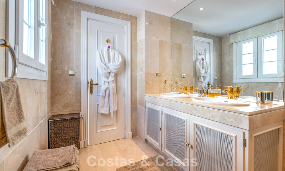Encantadora adosada en venta en un complejo de estilo andaluz cerca de los servicios en Nueva Andalucía, Marbella 802373