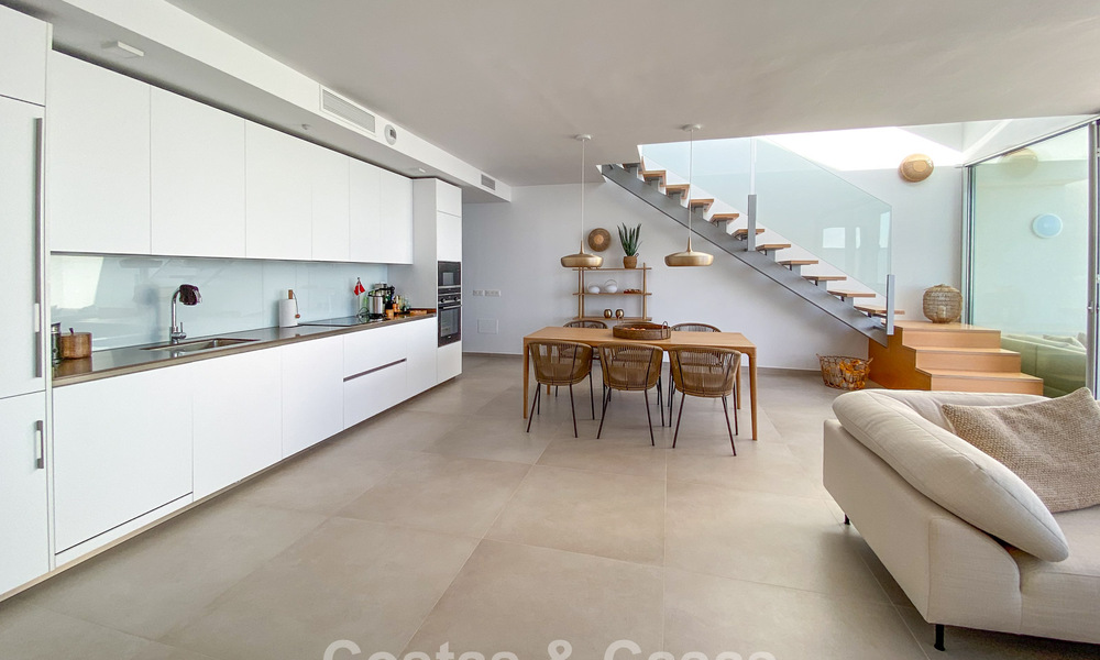Ático dúplex moderno y luminoso con vistas frontales al mar en venta en Benalmádena, Costa del Sol 802175