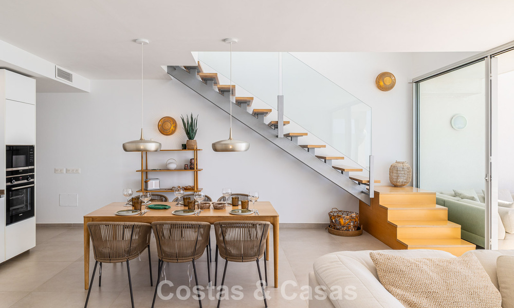 Ático dúplex moderno y luminoso con vistas frontales al mar en venta en Benalmádena, Costa del Sol 802199
