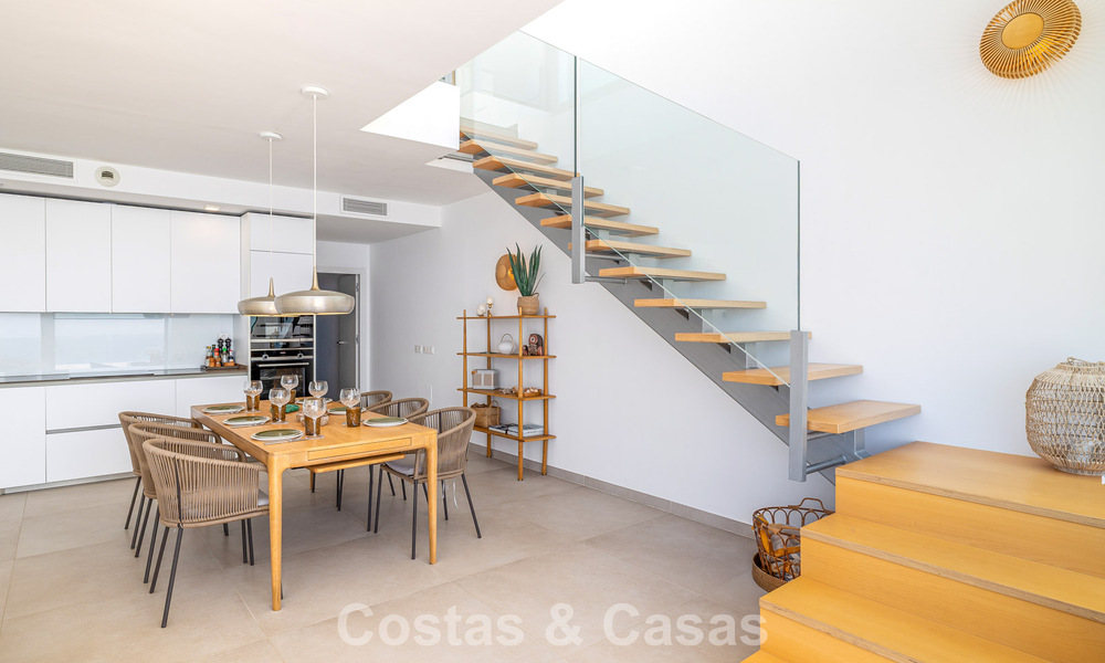 Ático dúplex moderno y luminoso con vistas frontales al mar en venta en Benalmádena, Costa del Sol 802201