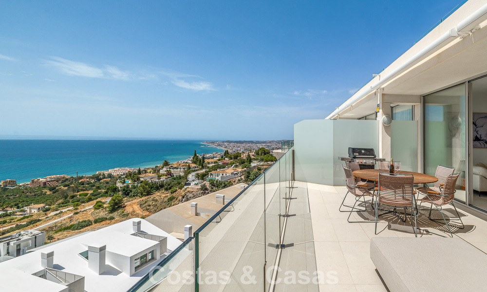 Ático dúplex moderno y luminoso con vistas frontales al mar en venta en Benalmádena, Costa del Sol 802205