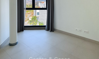 Apartamento moderno en esquina, situado en un exclusivo complejo boutique con vistas panorámicas al mar en La Calanova Golf, Mijas, Costa del Sol 802125 