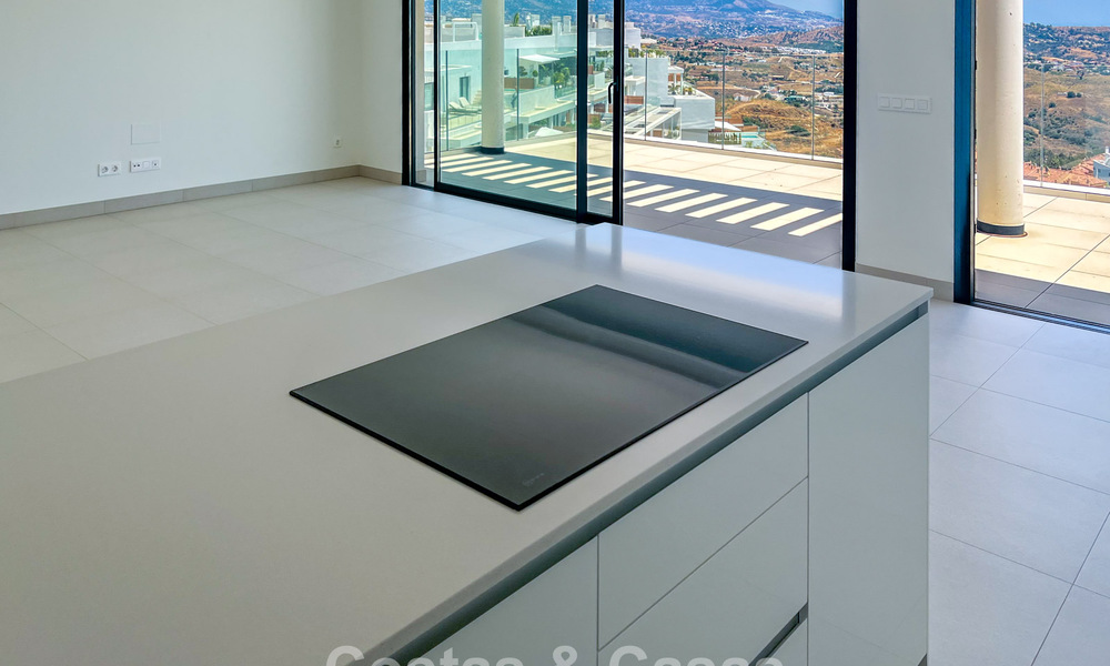 Apartamento moderno en esquina, situado en un exclusivo complejo boutique con vistas panorámicas al mar en La Calanova Golf, Mijas, Costa del Sol 802126