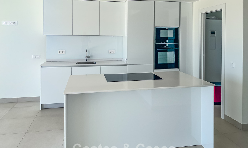 Apartamento moderno en esquina, situado en un exclusivo complejo boutique con vistas panorámicas al mar en La Calanova Golf, Mijas, Costa del Sol 802128