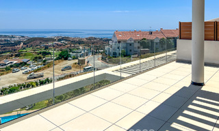 Apartamento moderno en esquina, situado en un exclusivo complejo boutique con vistas panorámicas al mar en La Calanova Golf, Mijas, Costa del Sol 802129 