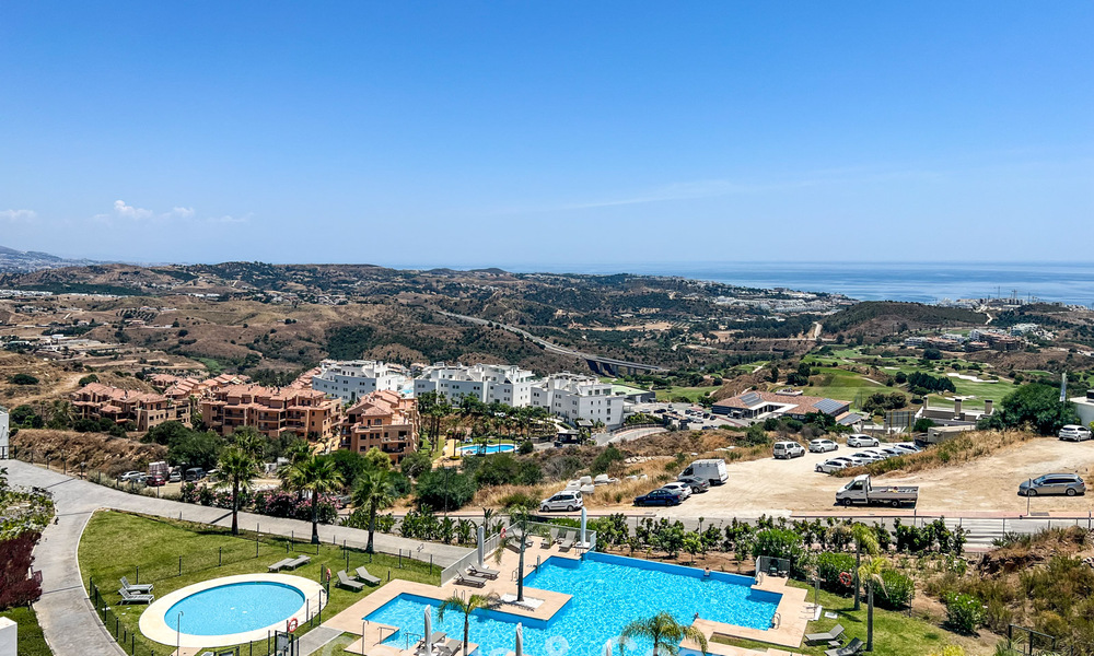 Apartamento moderno en esquina, situado en un exclusivo complejo boutique con vistas panorámicas al mar en La Calanova Golf, Mijas, Costa del Sol 802130
