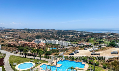 Apartamento moderno en esquina, situado en un complejo boutique con vistas panorámicas al mar en La Calanova Golf, Mijas, Costa del Sol 802130