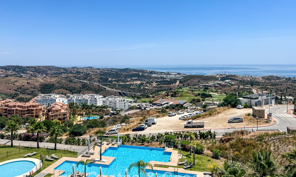 Apartamento moderno en esquina, situado en un exclusivo complejo boutique con vistas panorámicas al mar en La Calanova Golf, Mijas, Costa del Sol 802131