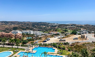 Apartamento moderno en esquina, situado en un exclusivo complejo boutique con vistas panorámicas al mar en La Calanova Golf, Mijas, Costa del Sol 802131 