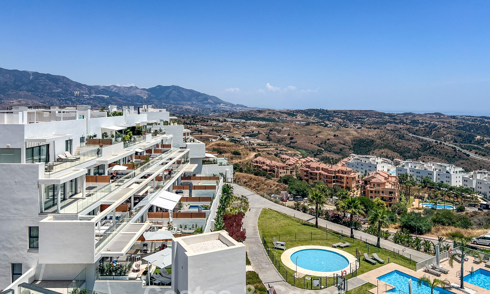 Apartamento moderno en esquina, situado en un exclusivo complejo boutique con vistas panorámicas al mar en La Calanova Golf, Mijas, Costa del Sol 802132