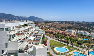 Apartamento moderno en esquina, situado en un exclusivo complejo boutique con vistas panorámicas al mar en La Calanova Golf, Mijas, Costa del Sol 802132 