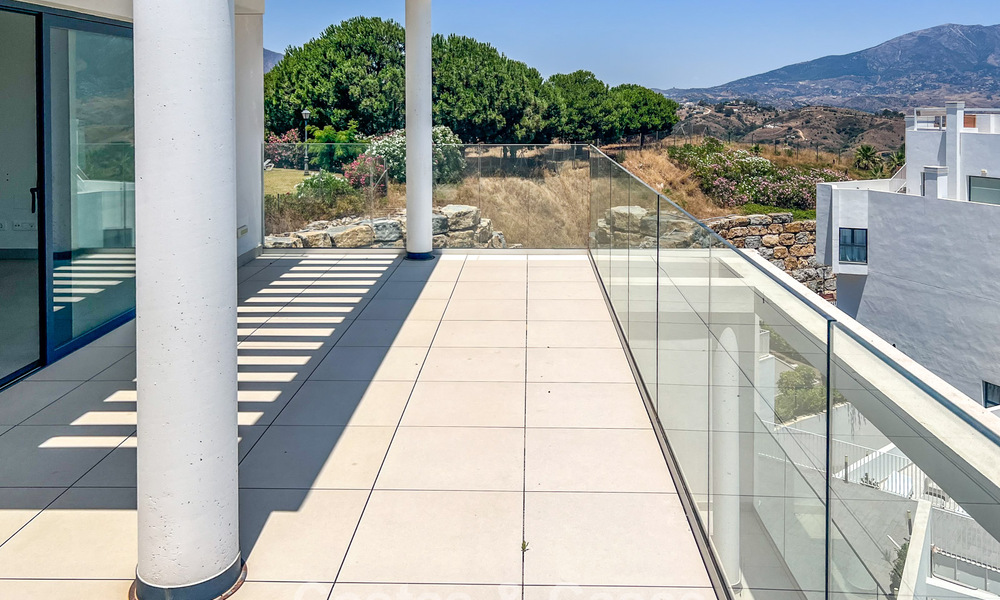Apartamento moderno en esquina, situado en un exclusivo complejo boutique con vistas panorámicas al mar en La Calanova Golf, Mijas, Costa del Sol 802133